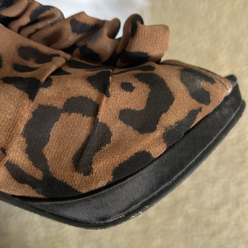 Open Toe Leopard Print Heels - Picture 9 of 10